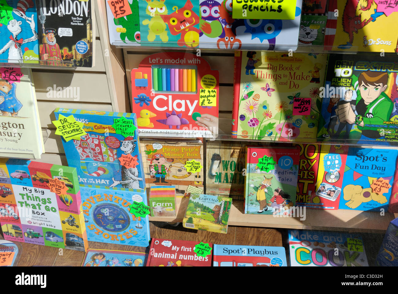 Les livres pour enfants et jouets dans une vitrine Banque D'Images