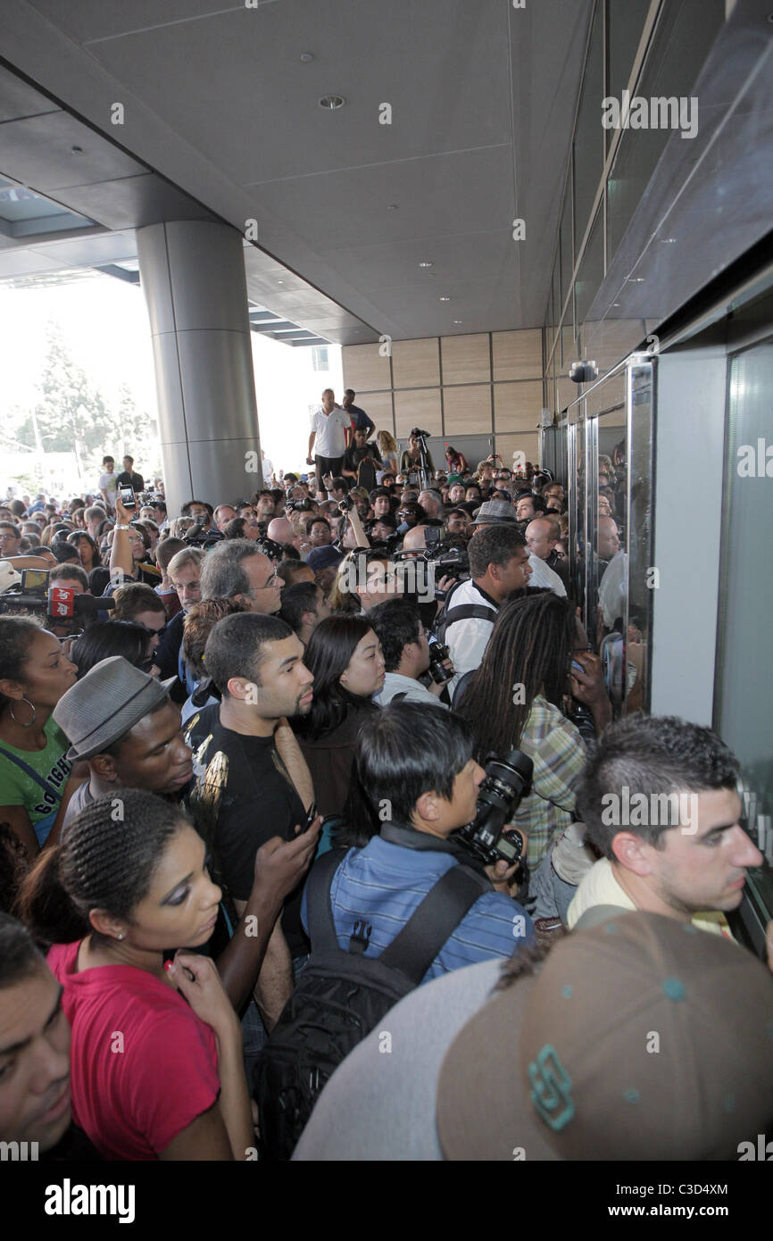Des foules se rassemblent à l'atmosphère du centre médical UCLA où Michael Jackson a été prise après avoir subi une crise cardiaque mortelle à la Banque D'Images