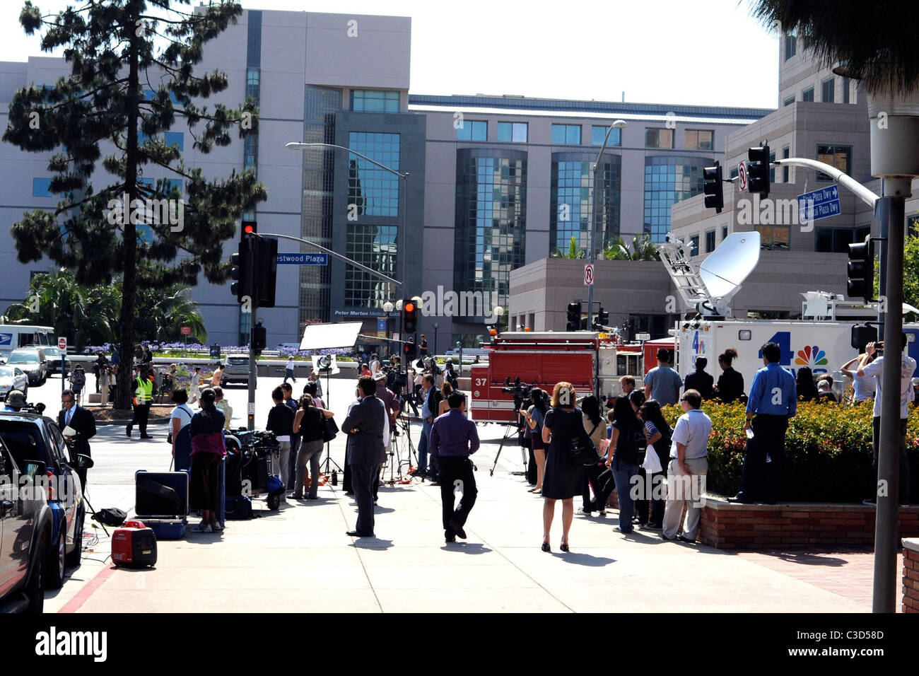 Les équipes de médias atmosphère extérieur convergent à l'UCLA Medical Center où Michael Jackson a été prise après avoir subi une maladie mortelle Banque D'Images