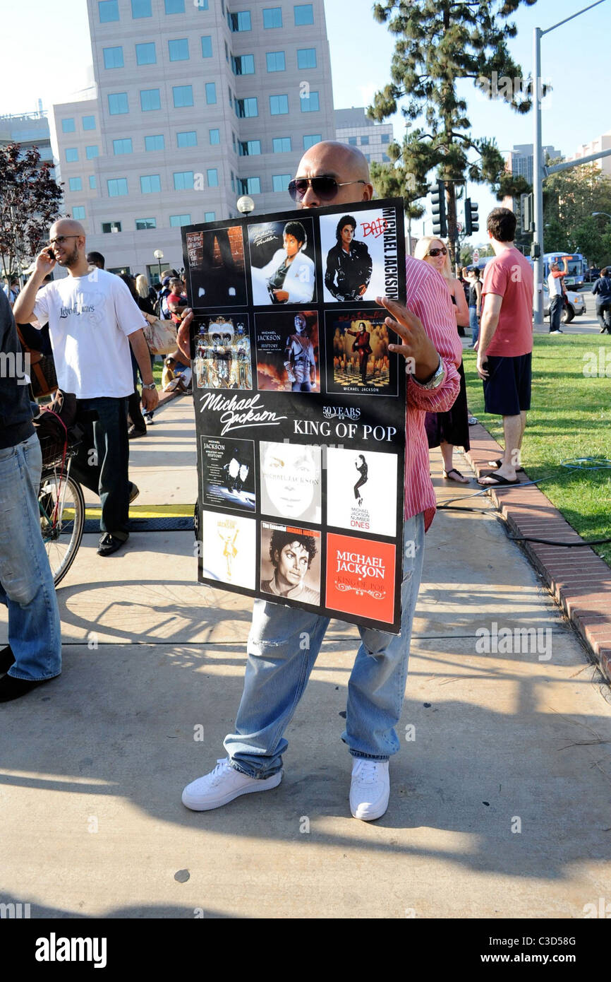 Atmosphère fans rendent hommage à l'extérieur à l'UCLA Medical Center où Michael Jackson a été prise après avoir subi une crise cardiaque mortelle Banque D'Images