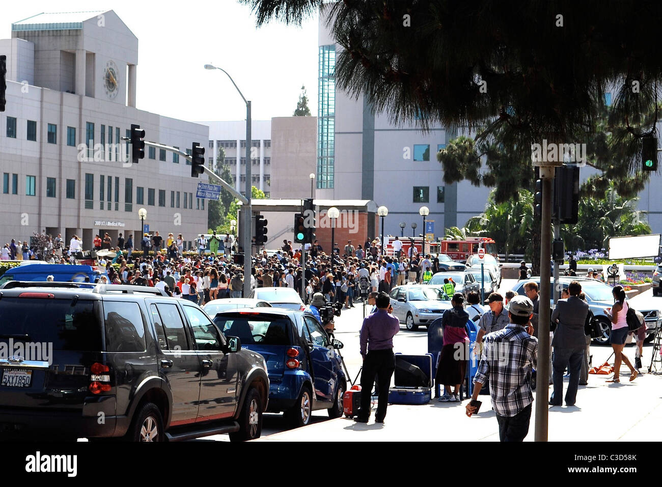 Des foules se rassemblent à l'extérieur de l'atmosphère du centre médical UCLA où Michael Jackson a été prise après avoir subi une crise cardiaque mortelle Banque D'Images