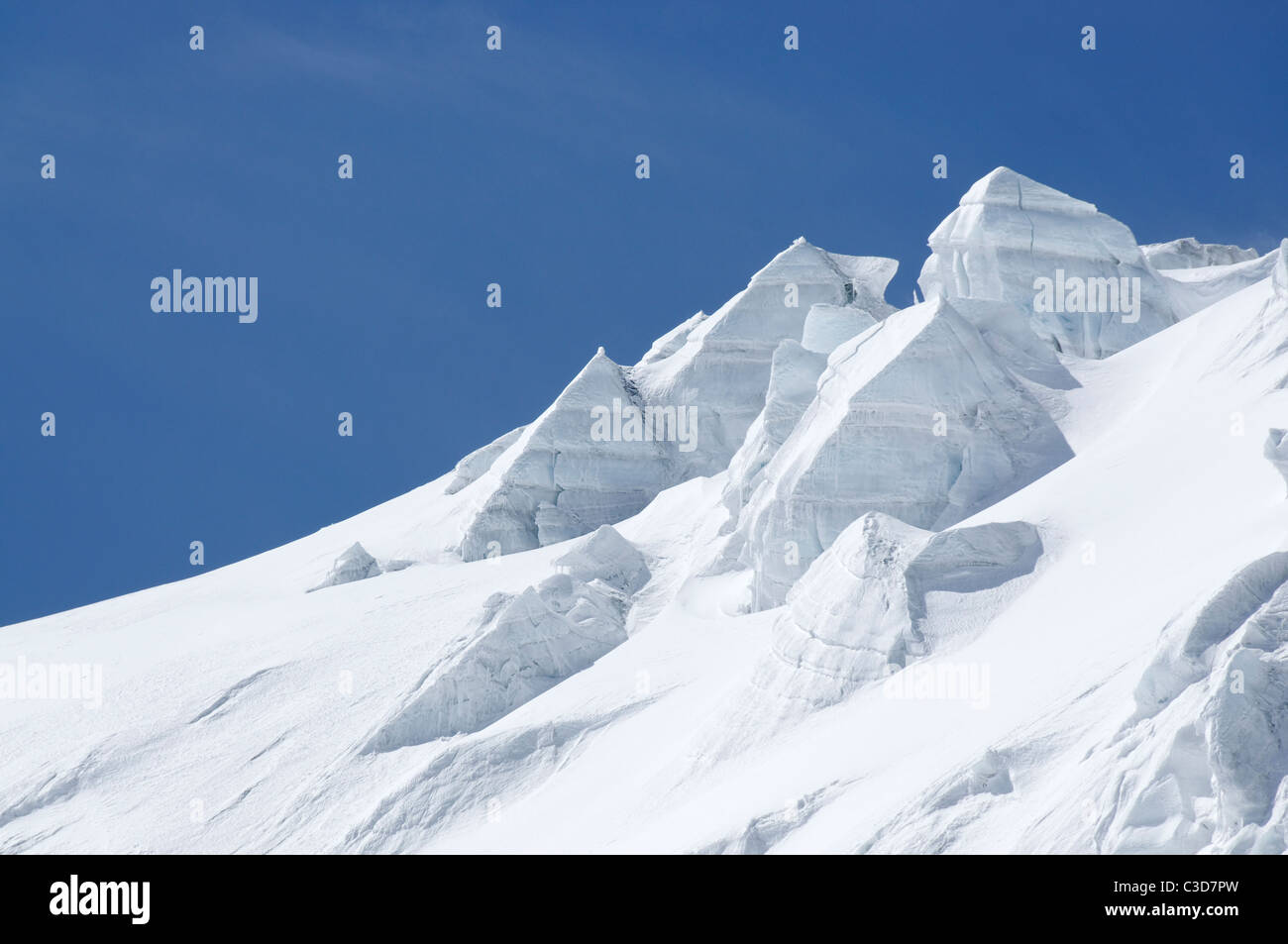 Falaises de glace, séracs et tours de glace sur un glacier dans les Alpes suisses. Banque D'Images