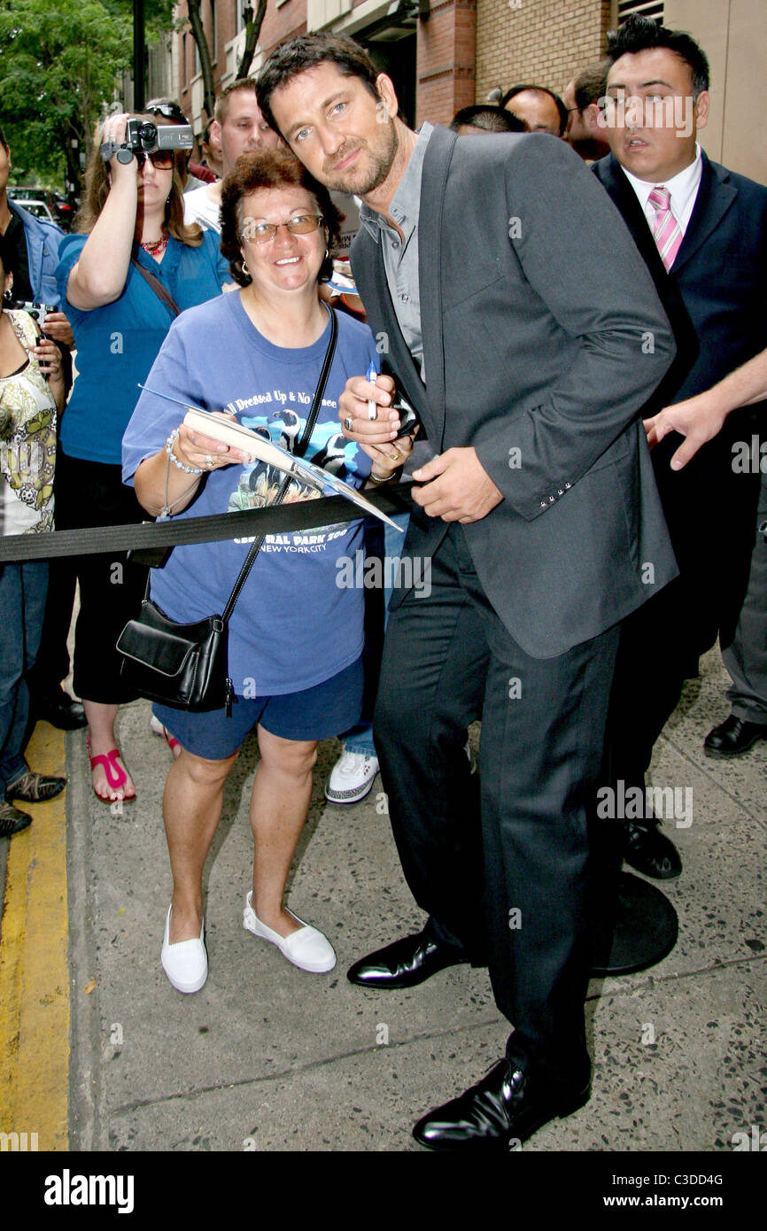 Ventilateur et Gerard Butler Gerard Butler laissant ABC studio à Manhattan après être apparu sur "Live with Regis and Kelly" New York Banque D'Images
