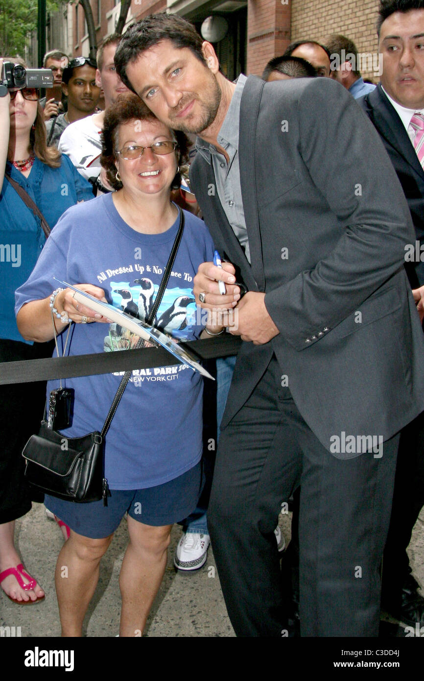 Ventilateur et Gerard Butler Gerard Butler laissant ABC studio à Manhattan après être apparu sur "Live with Regis and Kelly" New York Banque D'Images