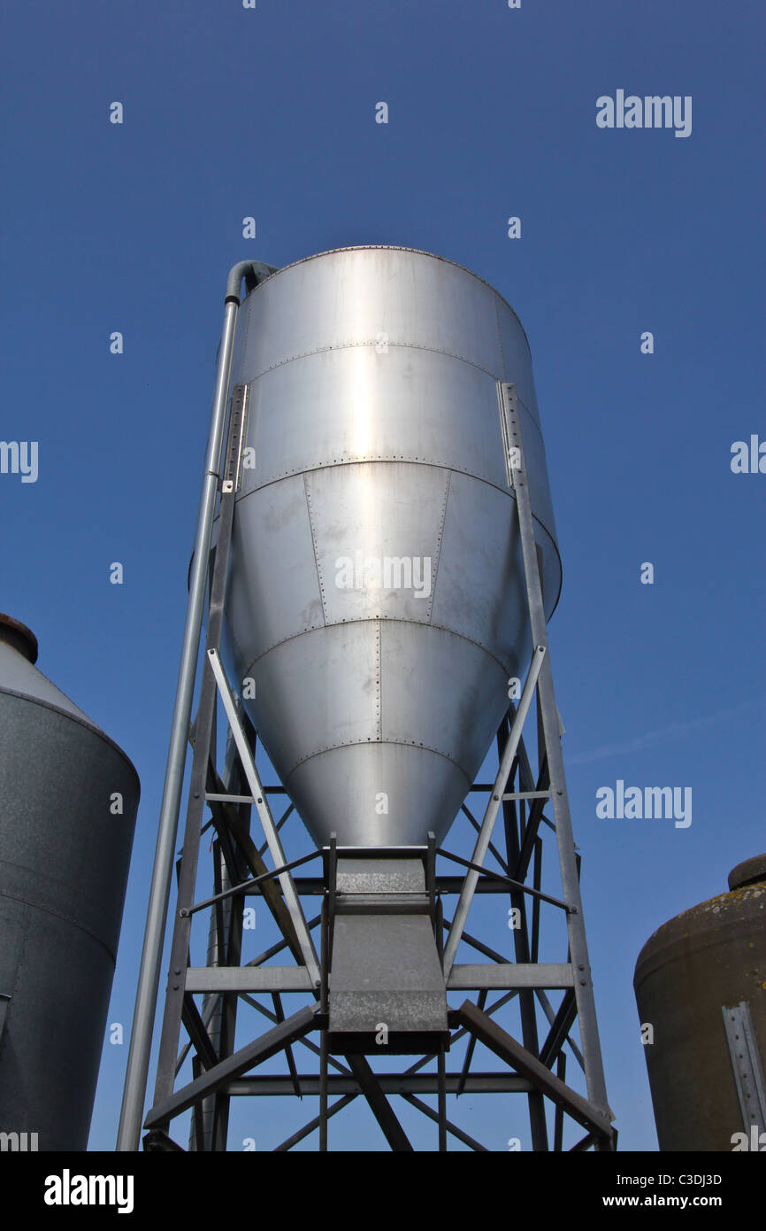 L'alimentation animale silo sur Welsh farm Banque D'Images