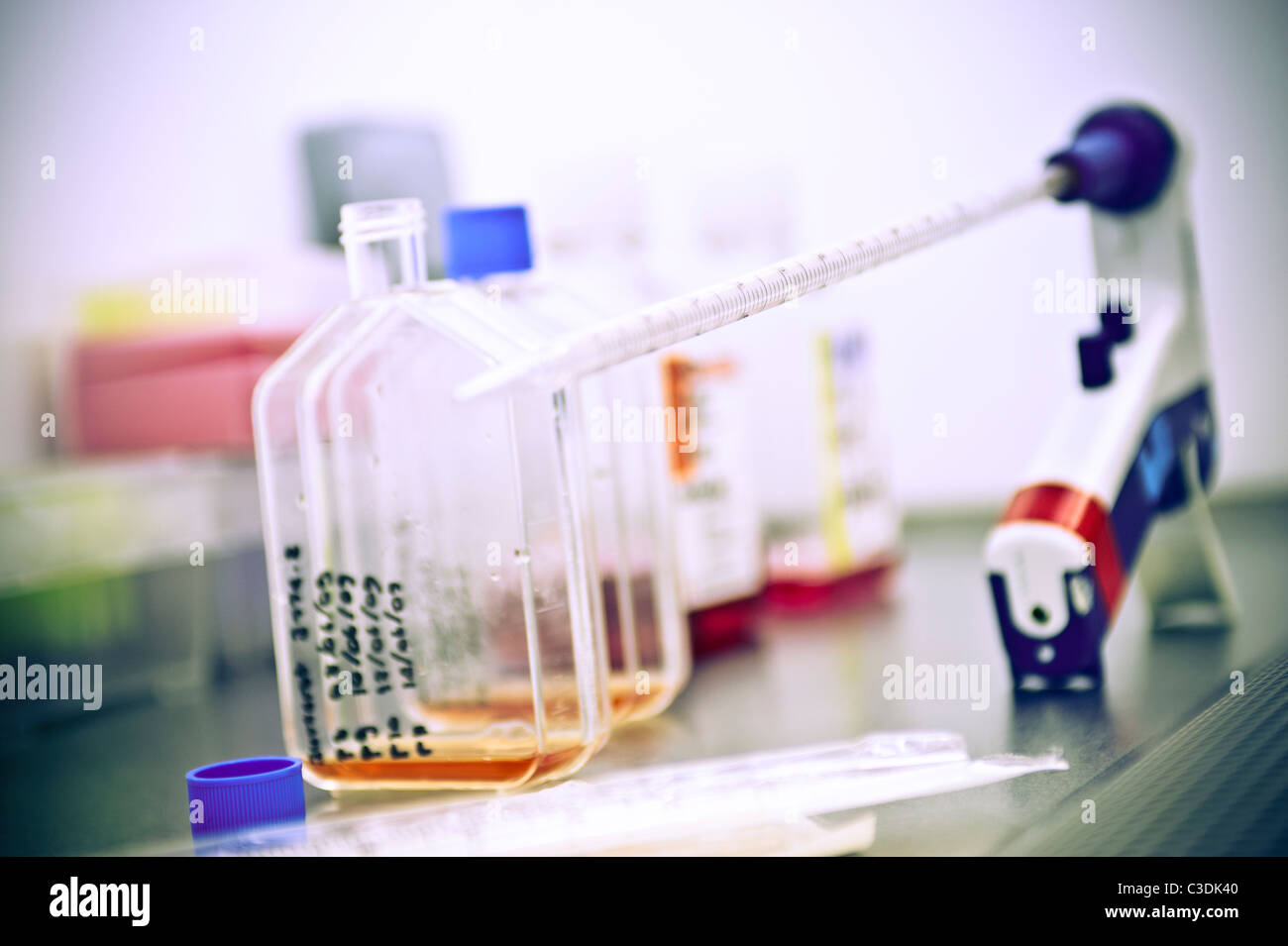 Close up of scientific flacons de liquide rouge et orange dans hotte de laboratoire en science lab Banque D'Images