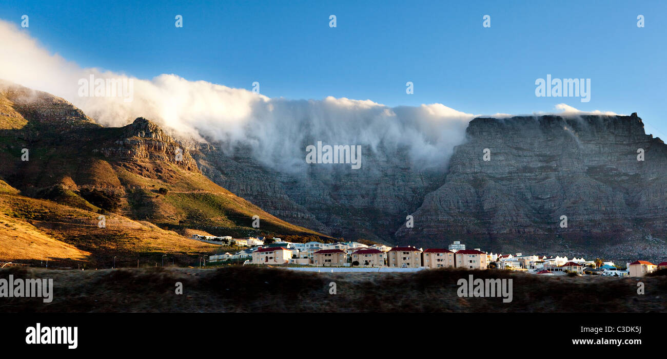 Nuages sur la Montagne de la table formant ce qui est connu comme le "tapis de table'. La ville du Cap. L'Afrique du Sud. Banque D'Images