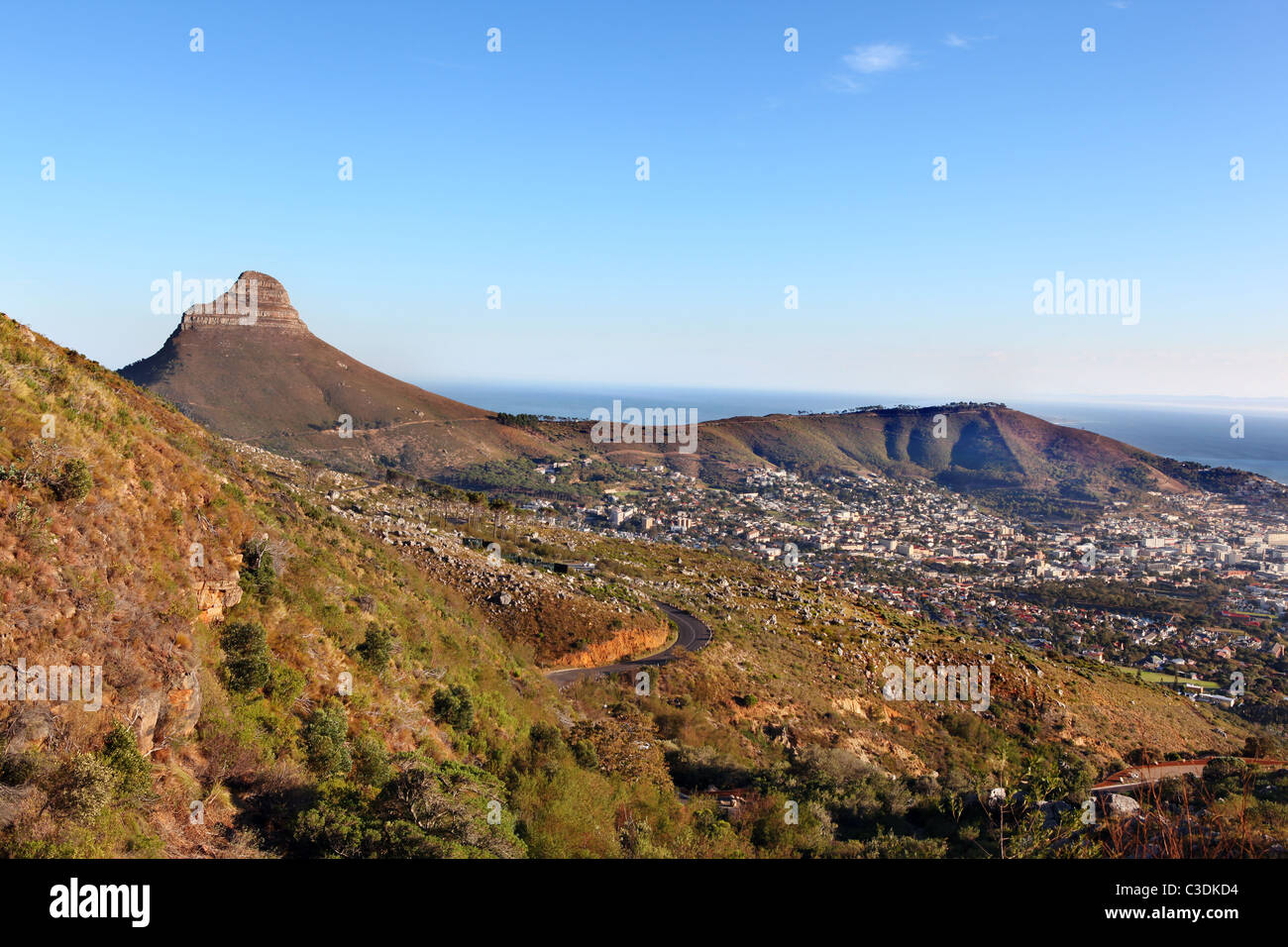 L'avis de Lion's Head et Signal hill vu de Table Mountain, Cape Town, Afrique du Sud. Banque D'Images