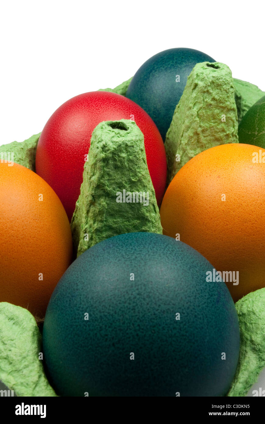 Gros plan sur le groupe d'œufs de Pâques colorés dans le Green Egg Carrier Banque D'Images