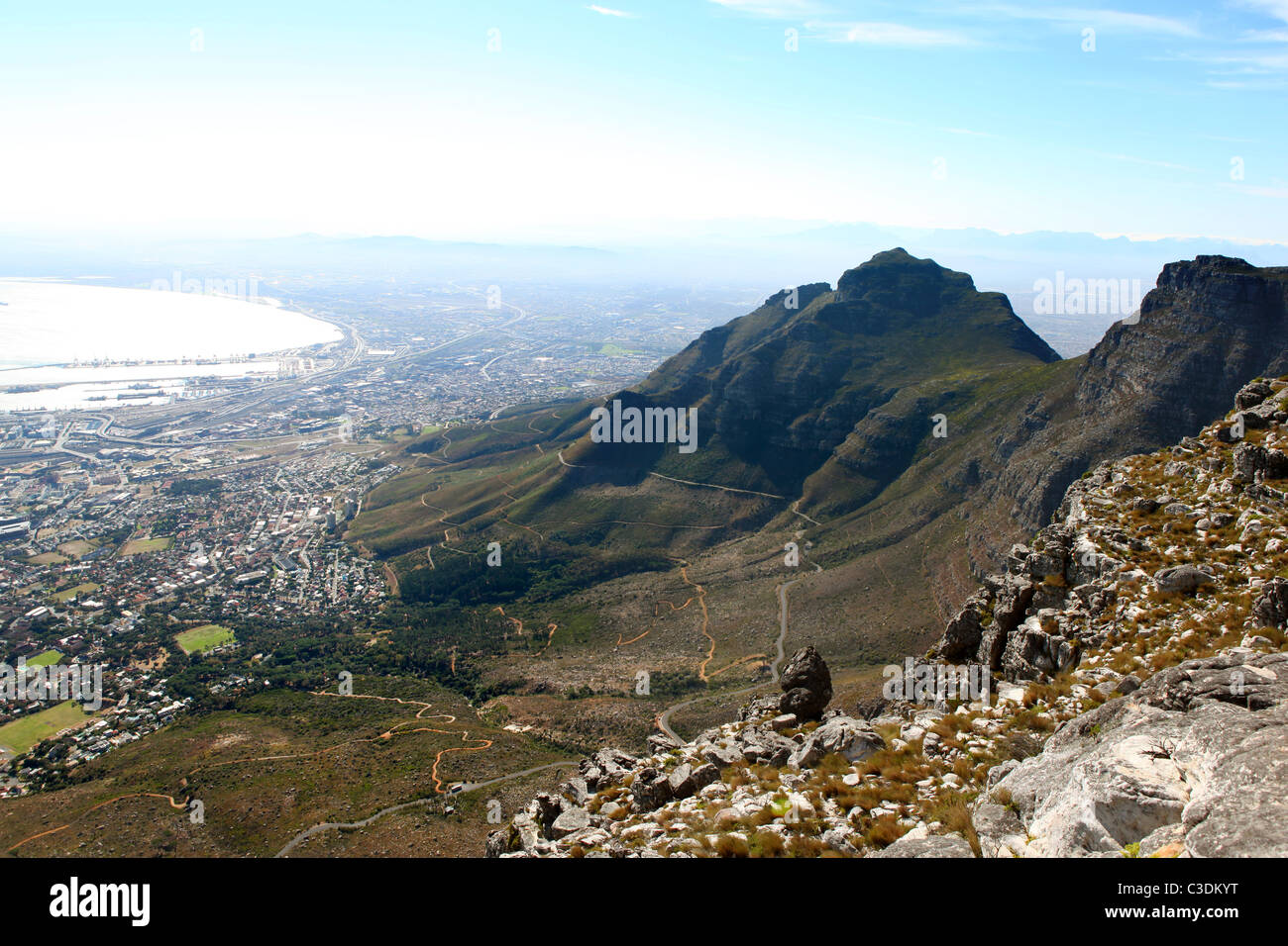 Devil's Peak au loin, vu de la Montagne de la Table, Cape Town, Afrique du Sud. Banque D'Images
