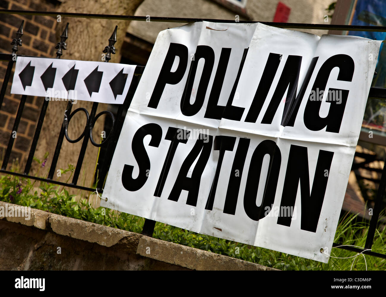 Enseigne à l'extérieur du bureau de vote. Élections britanniques 2011. Le vote d'un référendum sur l'élection du conseil de 2019, Noël Banque D'Images