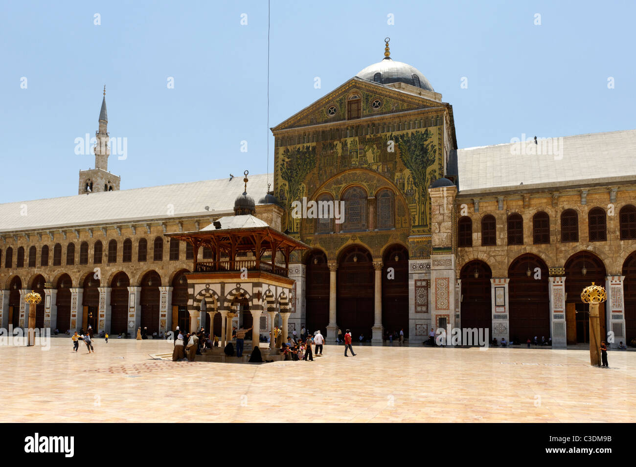 Façade du transept et la grande place à arcades et à colonnes de marbre blanc cour pavée à la mosquée des Omeyyades. La Syrie. Damas. Banque D'Images