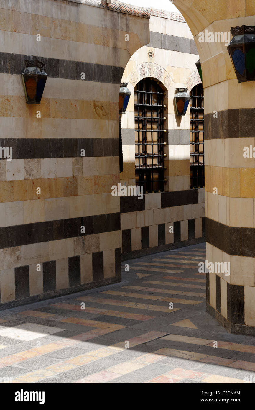 Voie étroite à Le Palais Azem, joliment décorées dans une combinaison de basalte noir, de calcaire et de grès. La Syrie Banque D'Images