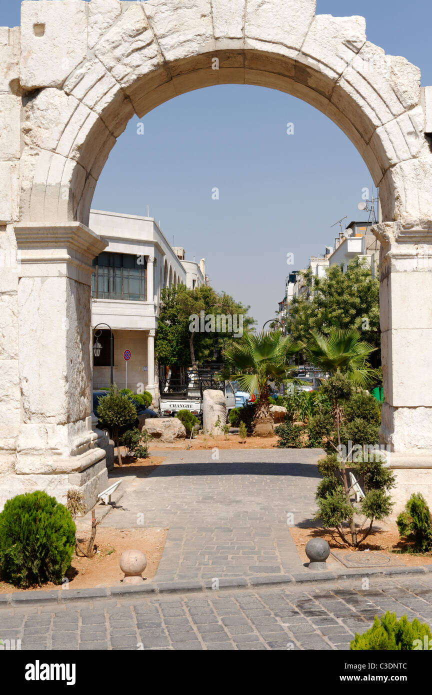 Damas. La Syrie. Vue de l'Arc romain qui marque le début de le quartier chrétien de la vieille ville. Banque D'Images