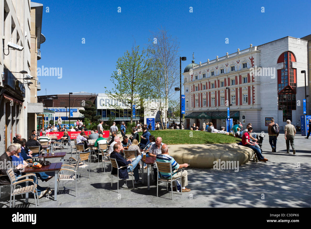 Bar en face de théâtres Crucible et Lyceum le dernier jour de la World Snooker Championship 2011, Tudor Square, Sheffield, Royaume-Uni Banque D'Images