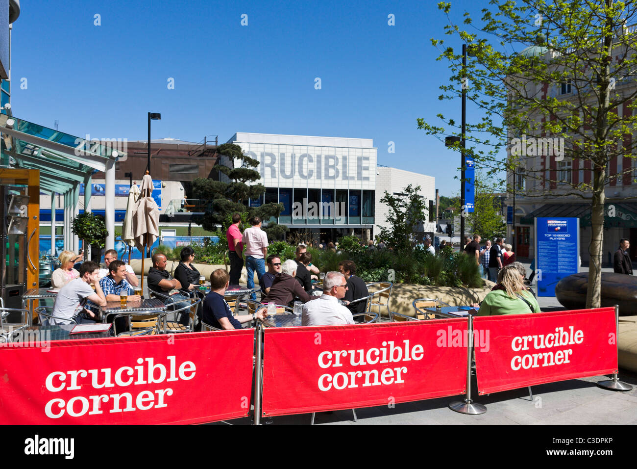 Creuset Corner Bar en face de théâtre Crucible sur dernier jour de World Snooker Championship 2011, Tudor Square, Sheffield, Royaume-Uni Banque D'Images