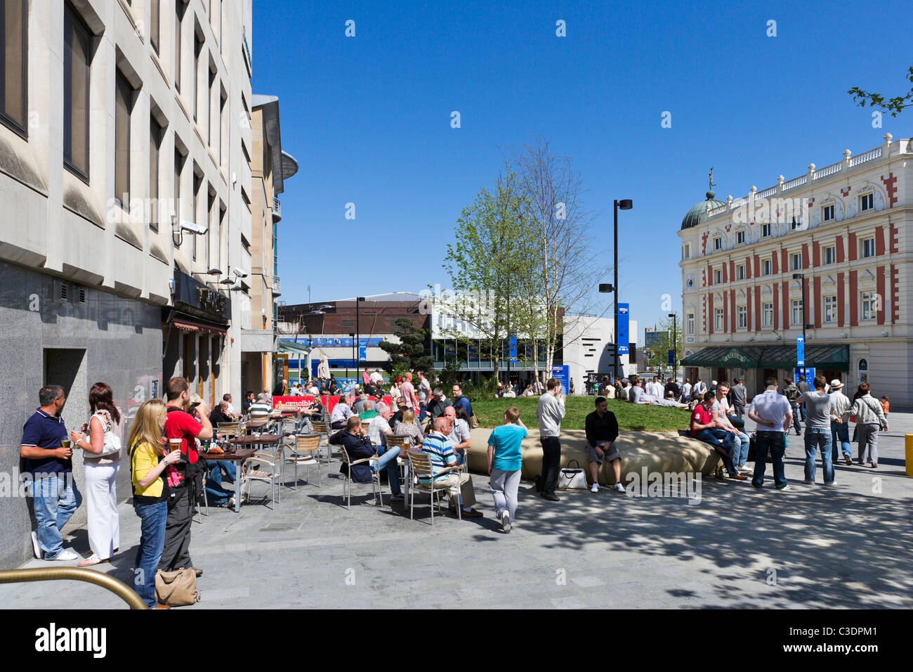 Bar en face de Crucible et Lyceum salles le dernier jour de World Snooker Championship 2011, Tudor Square, Sheffield, Royaume-Uni Banque D'Images