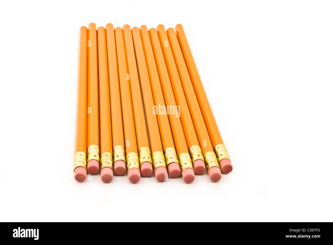 Crayons en quinconce et isolé sur fond blanc Banque D'Images