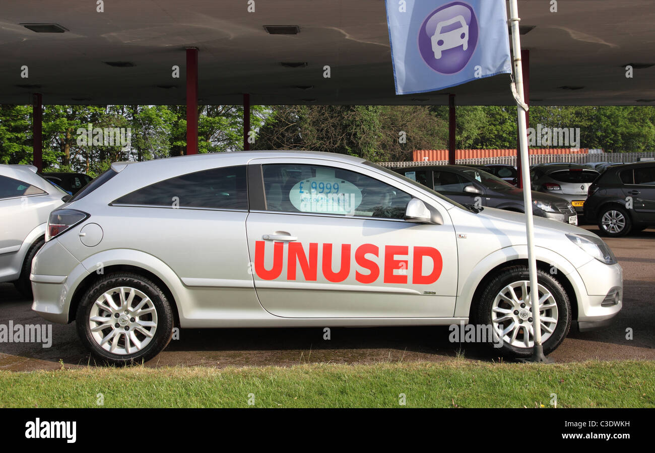 Une voiture à vendre à un concessionnaire au Royaume-Uni. Banque D'Images Une voiture à vendre à un concessionnaire au Royaume-Uni. Banque D'Images