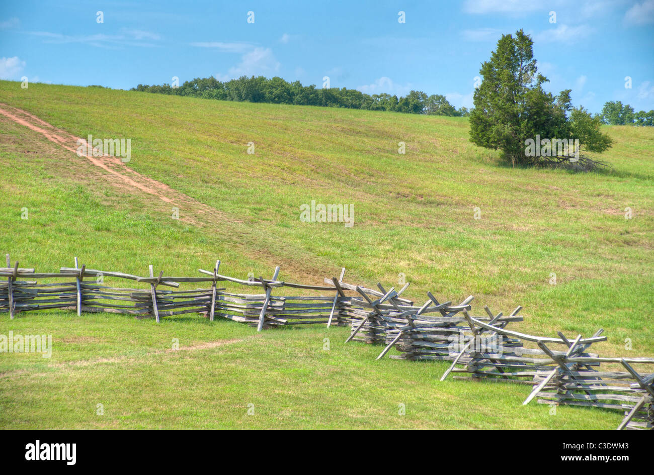 Image Hdr De Split Cloture Qui Longe Le Bas De La Colline Derriere La Maison En Pierre Manassas National Battlefield Photo Stock Alamy