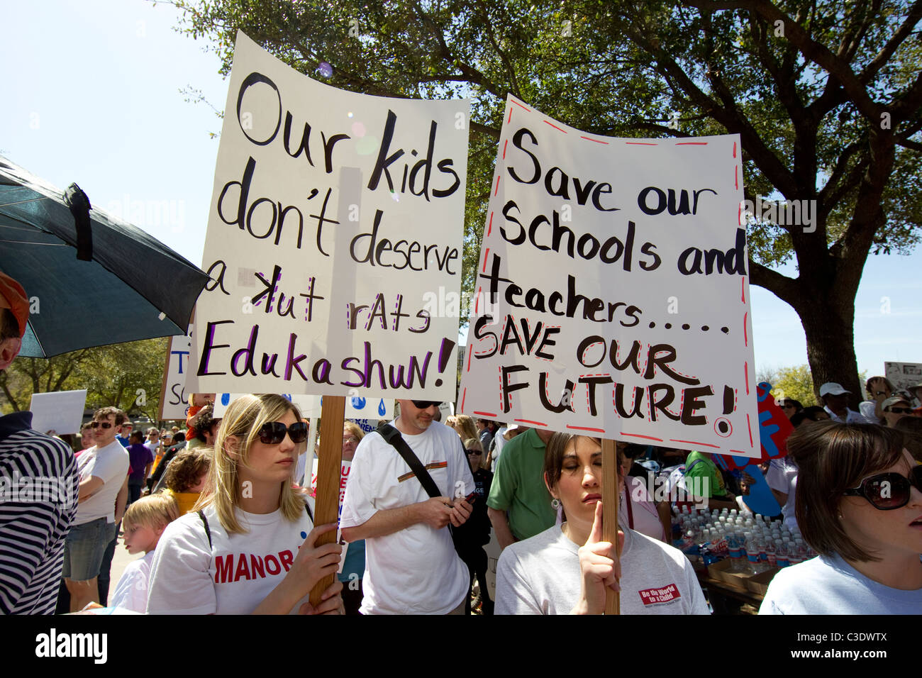 Un meeting de protestation à la Texas Capitol baptisé Save Texas les écoles comme les enseignants et les parents dénoncent les compressions budgétaires législatives 2011. Banque D'Images