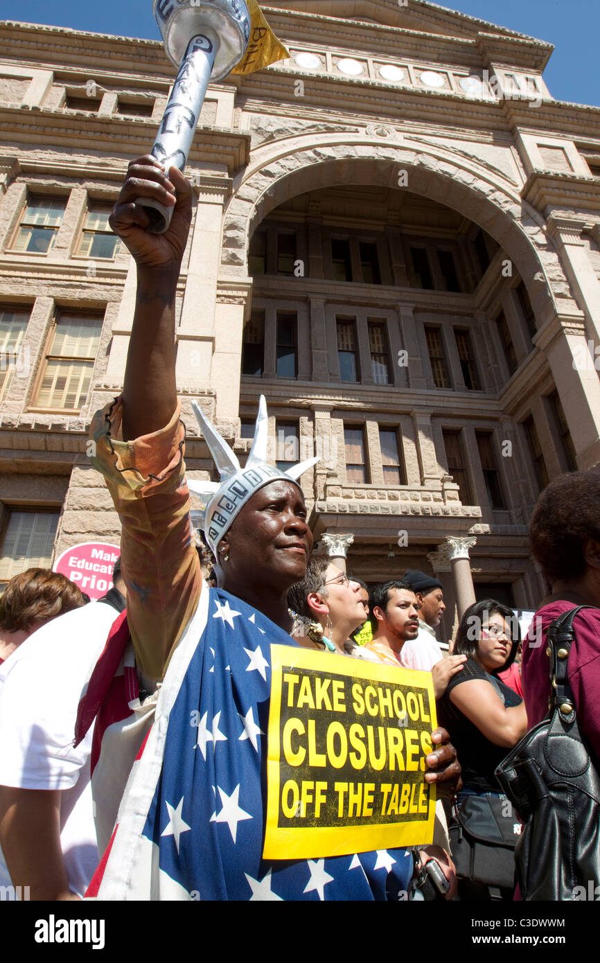 Un meeting de protestation à la Texas Capitol baptisé Save Texas les écoles comme les enseignants et les parents dénoncent les compressions budgétaires législatives 2011. Banque D'Images