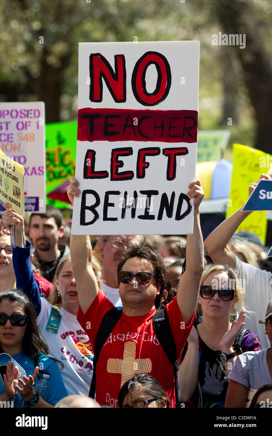 Étudiants, enseignants, éducateurs et parents rassemblement à l'éducation du Texas Capitol qui protestent contre les coupes budgétaires Banque D'Images