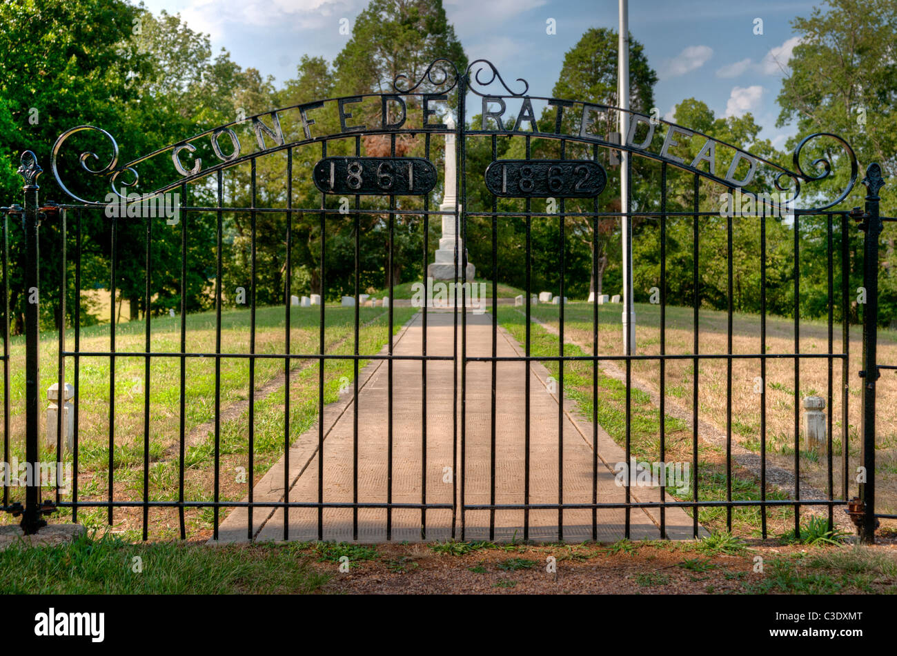 Portes en fer forgé l'honneur des morts des Confédérés à l'Groveton Confederate Cemetery sur le Manassas National Battlefield. Banque D'Images