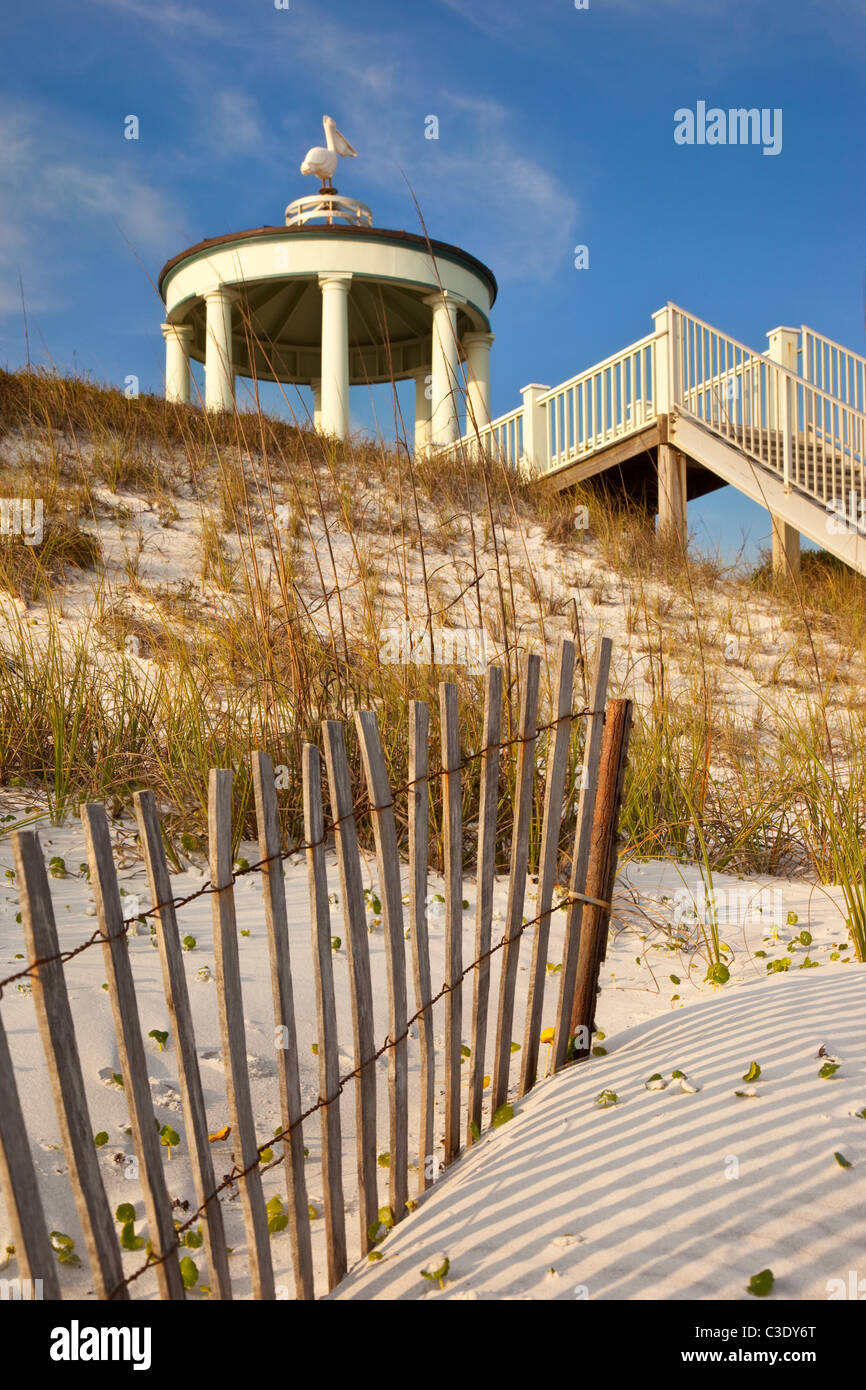 Escaliers et promenade sur la plage de dunes menant au bord de mer en Floride USA Banque D'Images
