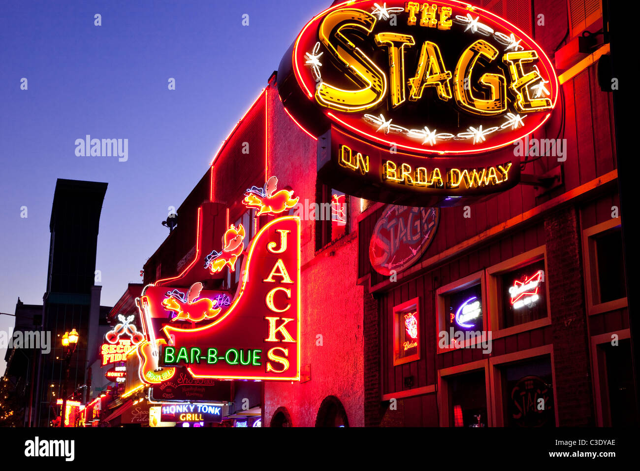 Enseignes au néon et les clubs de musique historique le long de Broadway inférieur à Nashville Tennessee USA Banque D'Images