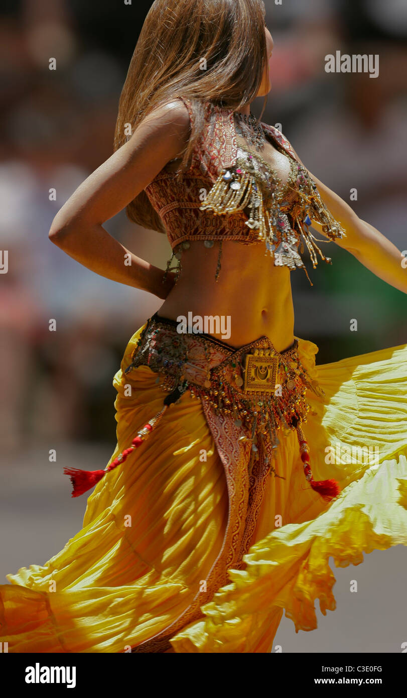 Belly dancer performing on stage Banque D'Images