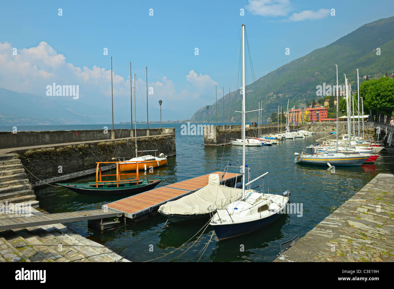 Voile des bateaux amarrés dans le port de Bellano sur le lac, le lac de Côme, Lombardie, Italie, Europe Banque D'Images