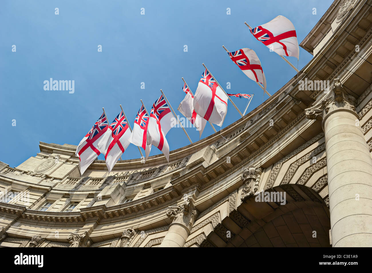 Pavillon blanc drapeaux flottants sur l'Admiralty Arch, London, England, UK Banque D'Images