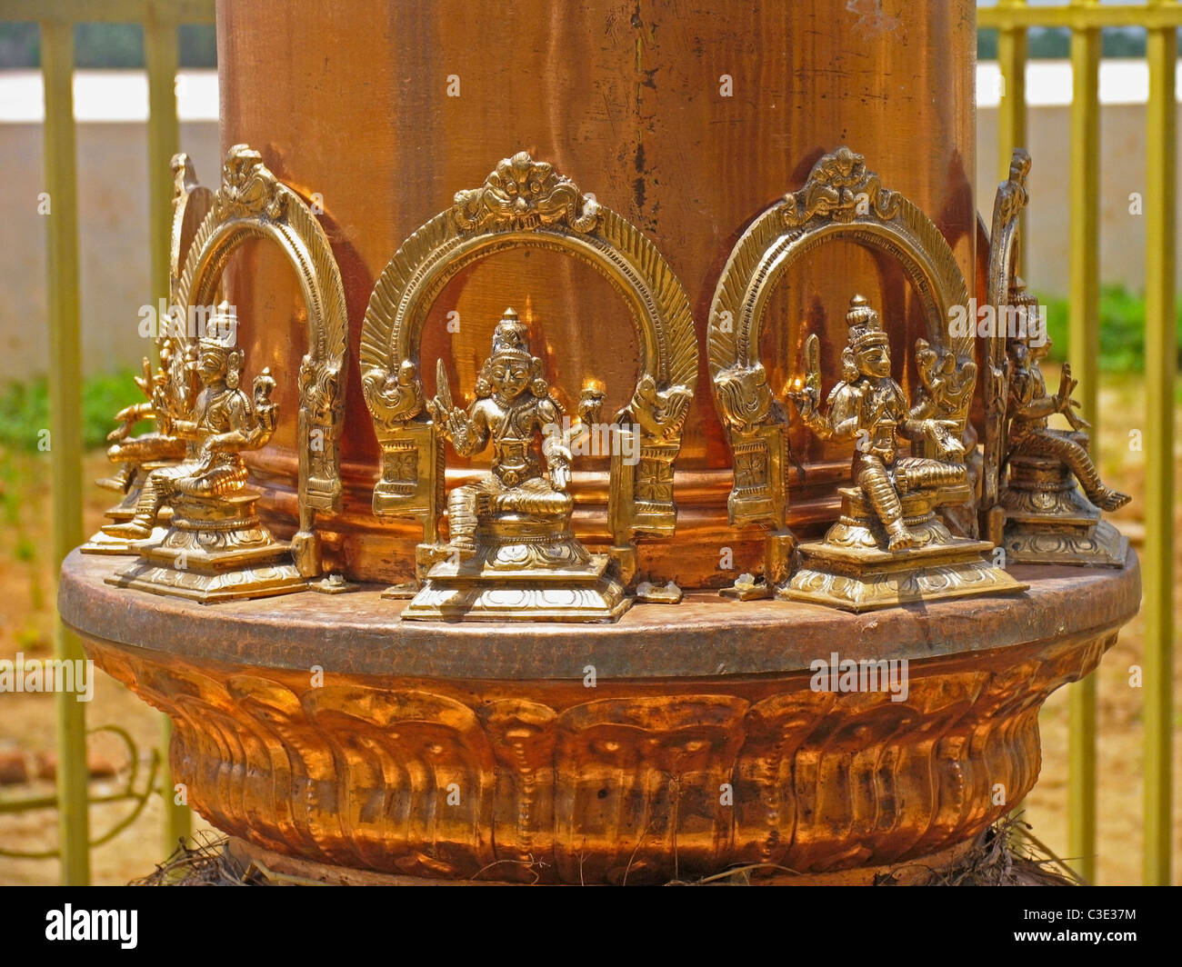 Base de la déité à l'entrée de la lumière pilier temple de Durga à Nenmara, Palakkad, Kerala, Inde Banque D'Images