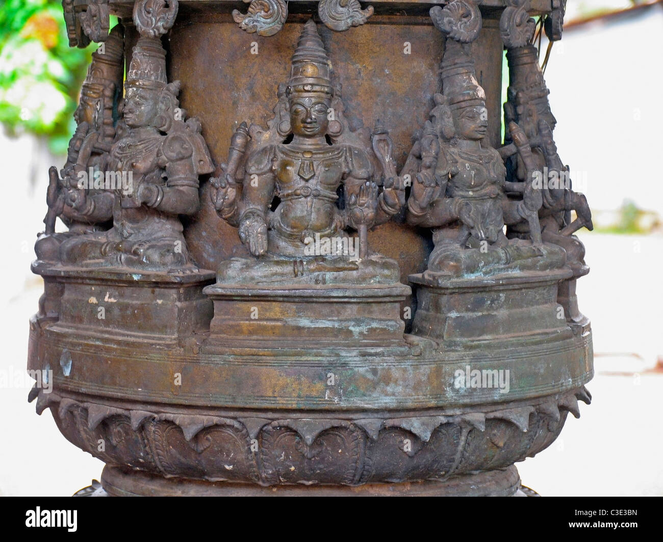 Base de la déité à l'entrée de la lumière pilier temple de Durga à Nenmara, Palakkad, Kerala, Inde Banque D'Images