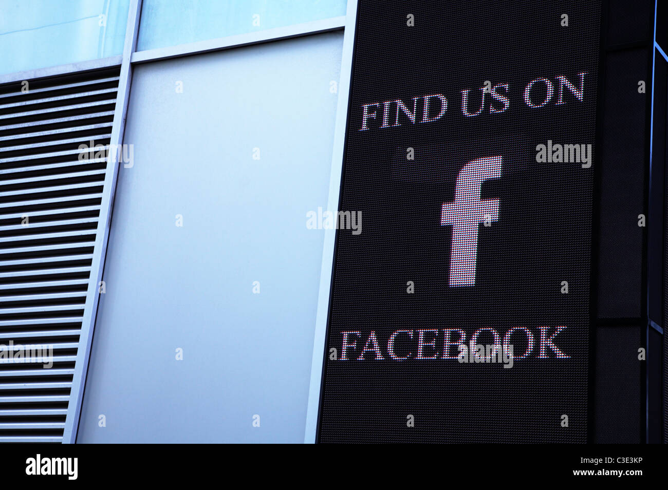 Logo de Facebook sur l'écran d'affichage extérieur Banque D'Images