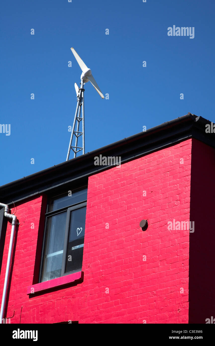 Peint en couleur avec maison éolienne sur le toit à Manchester, UK Banque D'Images