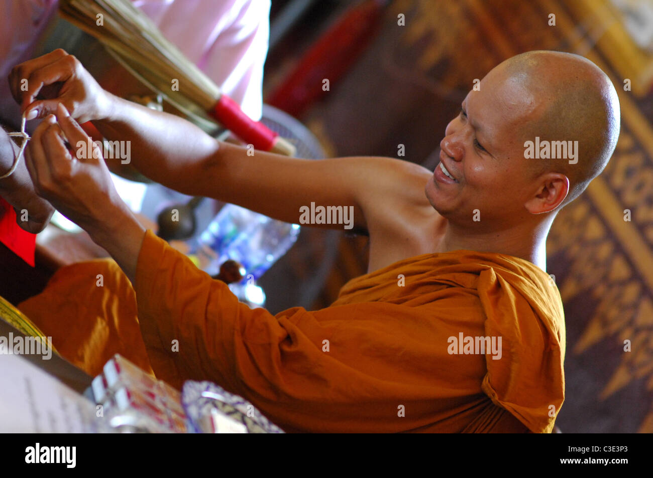 Un moine en prière au Temple Banque D'Images
