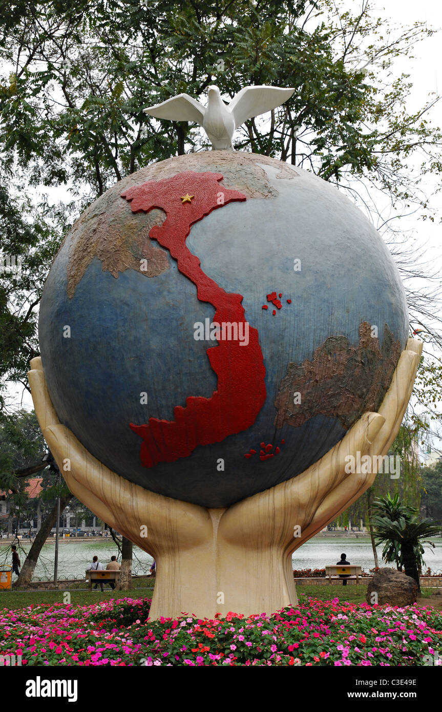 Le monde et le Vietnam monument à Hanoi, Vietnam Banque D'Images
