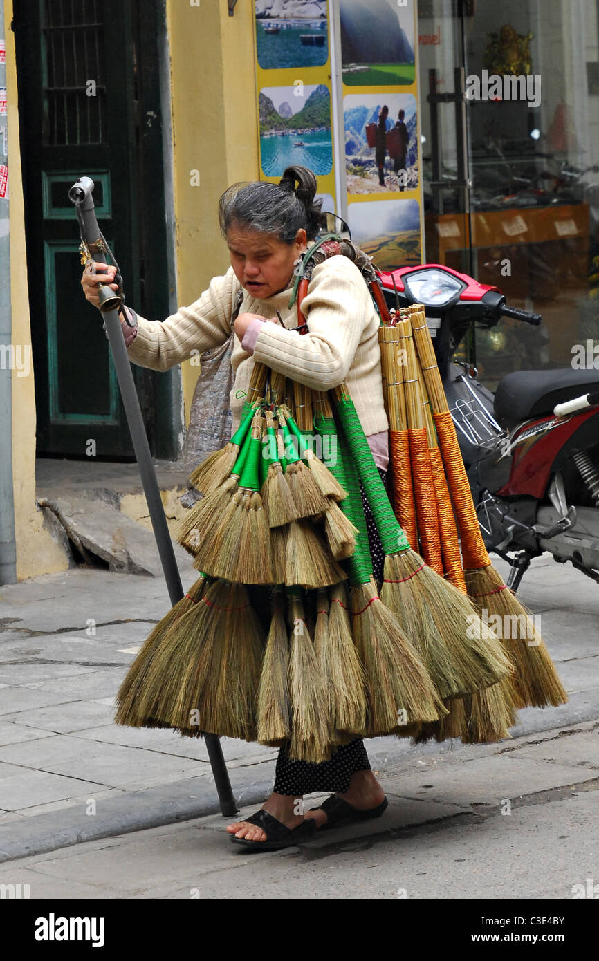 Vente manches Dame de la rue à Hanoi, Vietnam Banque D'Images