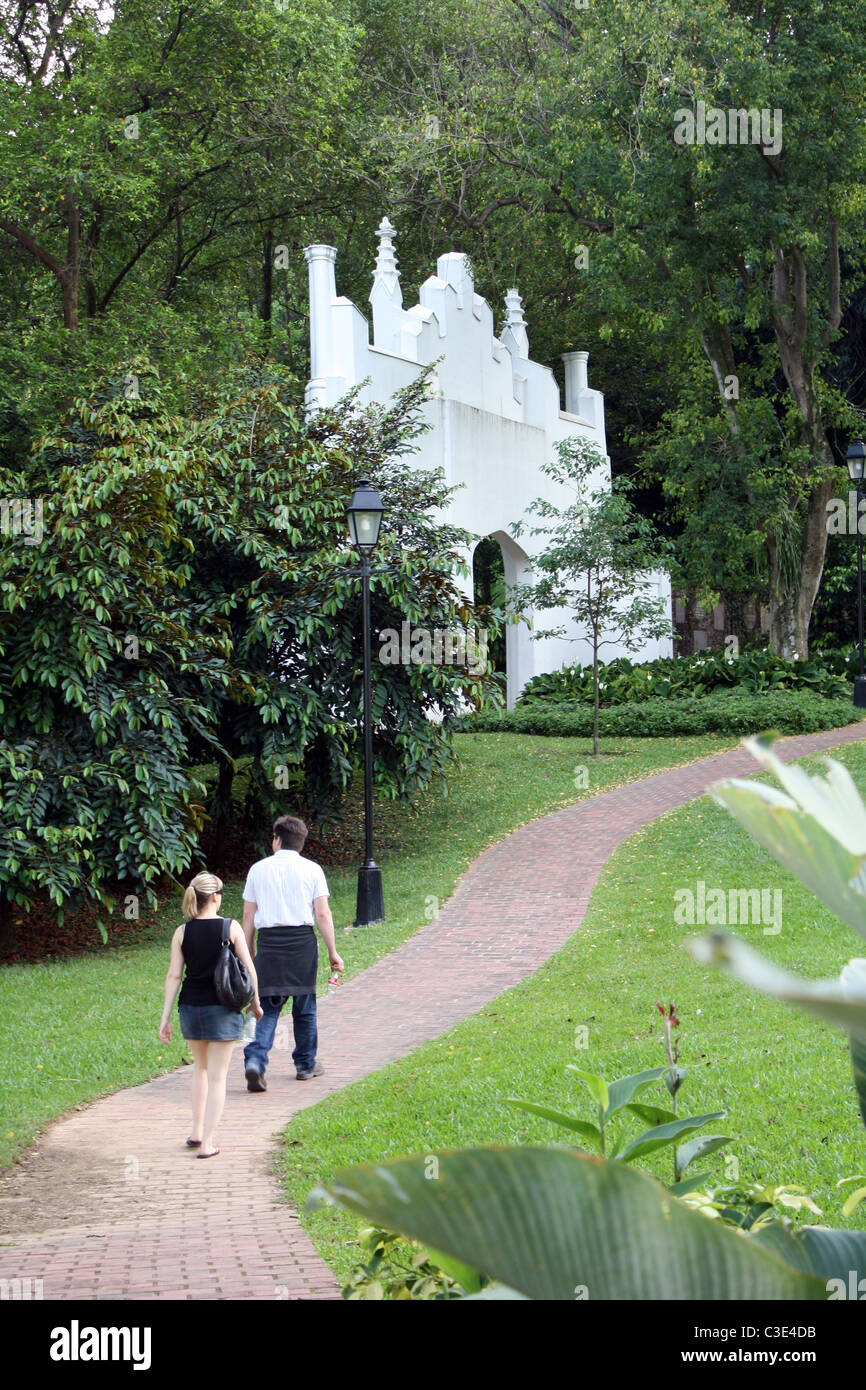 Les touristes visitant le fort gothique Gate de Fort Canning Park Singapore Banque D'Images