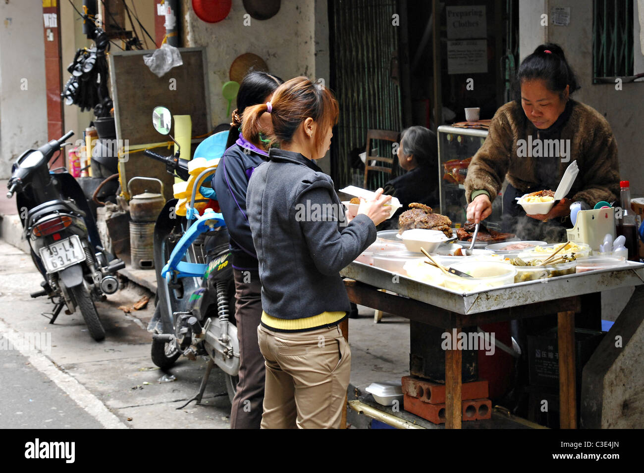 La vente sur la rue à Hanoi Banque D'Images