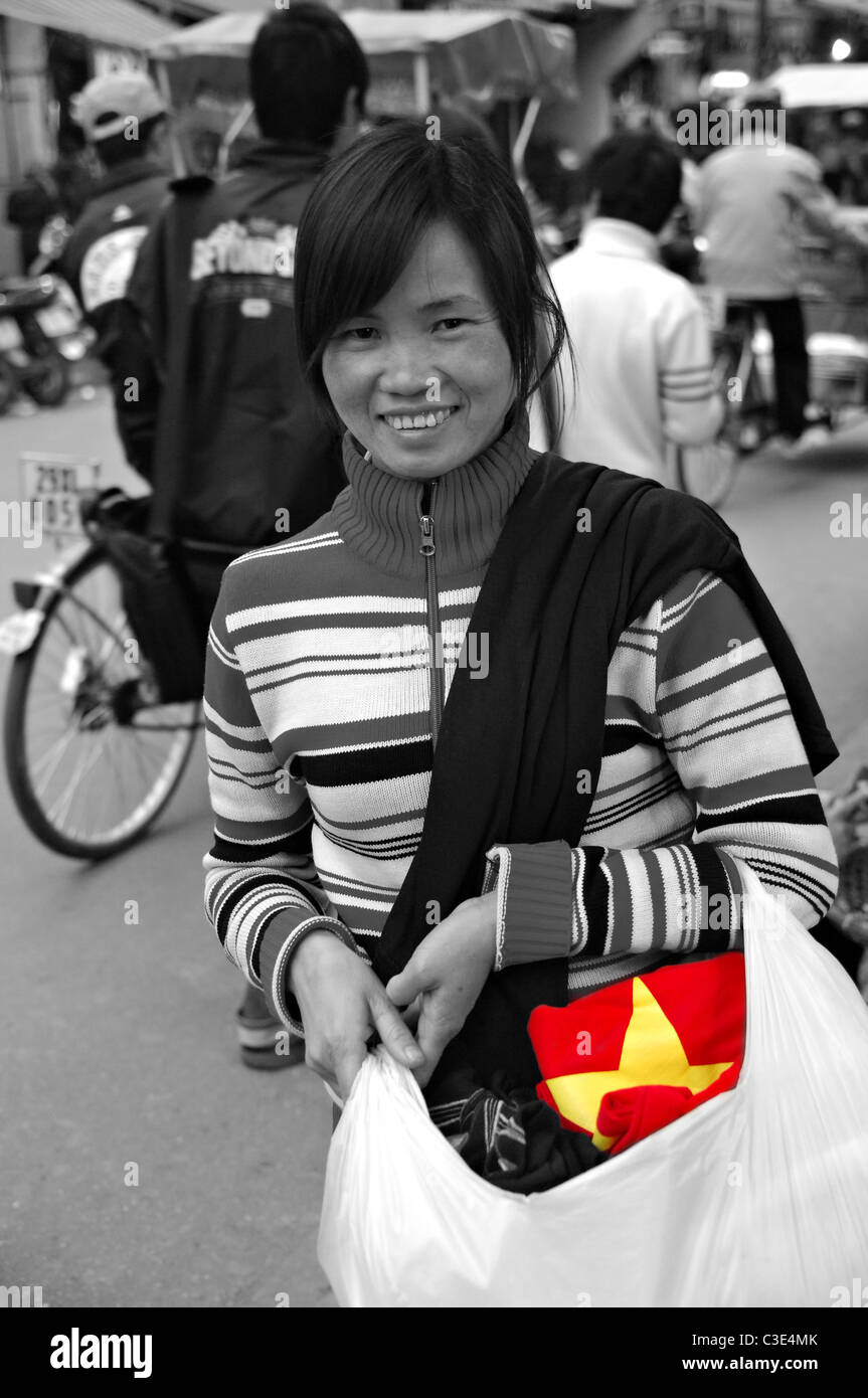 Dame vendant des produits en street, Hanoi, Vietnam Banque D'Images