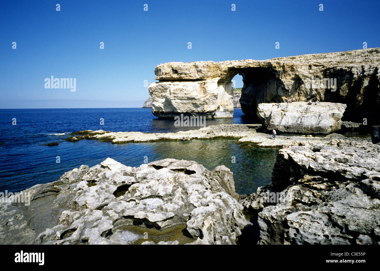 Les touristes à la fenêtre d'Azur à Dwejra Point sur l'île maltaise de Gozo. Banque D'Images