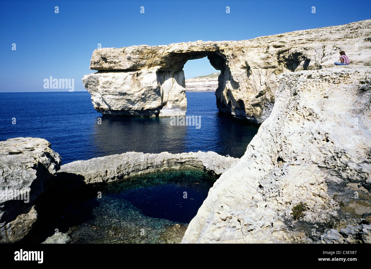 Le Trou Bleu en face de la fenêtre d'Azur à Dwejra Point sur l'île maltaise de Gozo. Banque D'Images