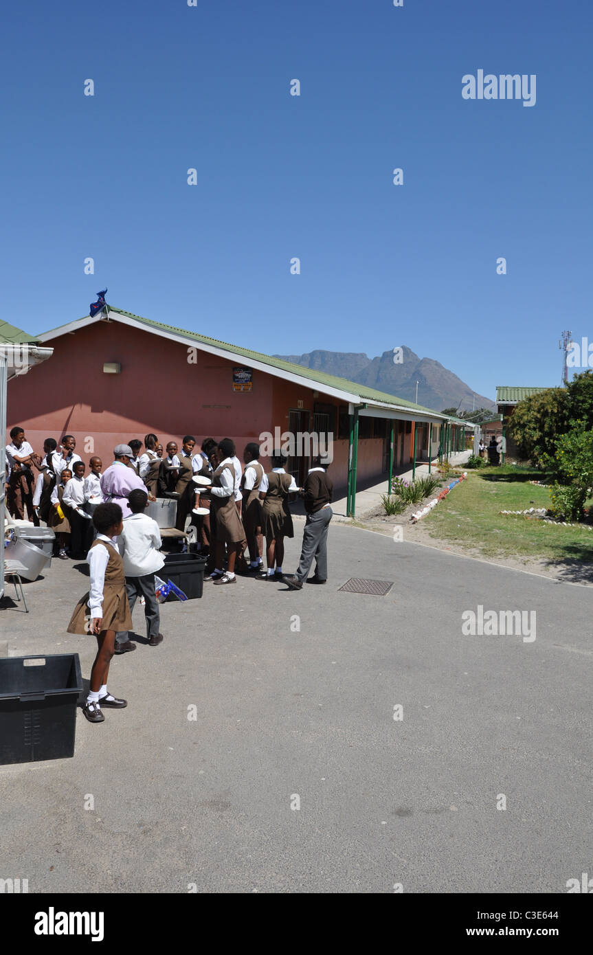 Le déjeuner chaud servi dans les écoles dans le township de Cape Town Banque D'Images