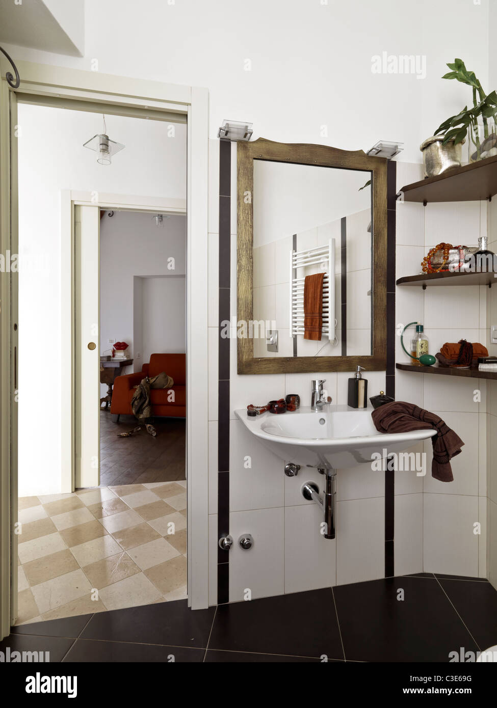 Salle de bains avec miroir doré classique Banque D'Images