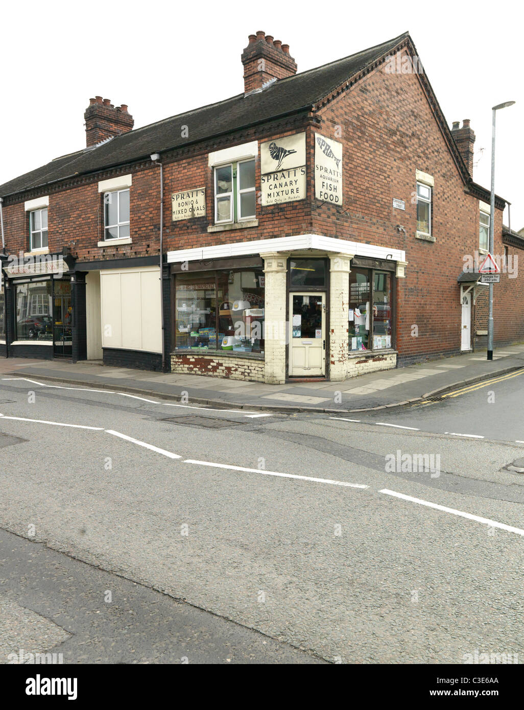 Vieux pet shop avec des signes sur le mur Banque D'Images