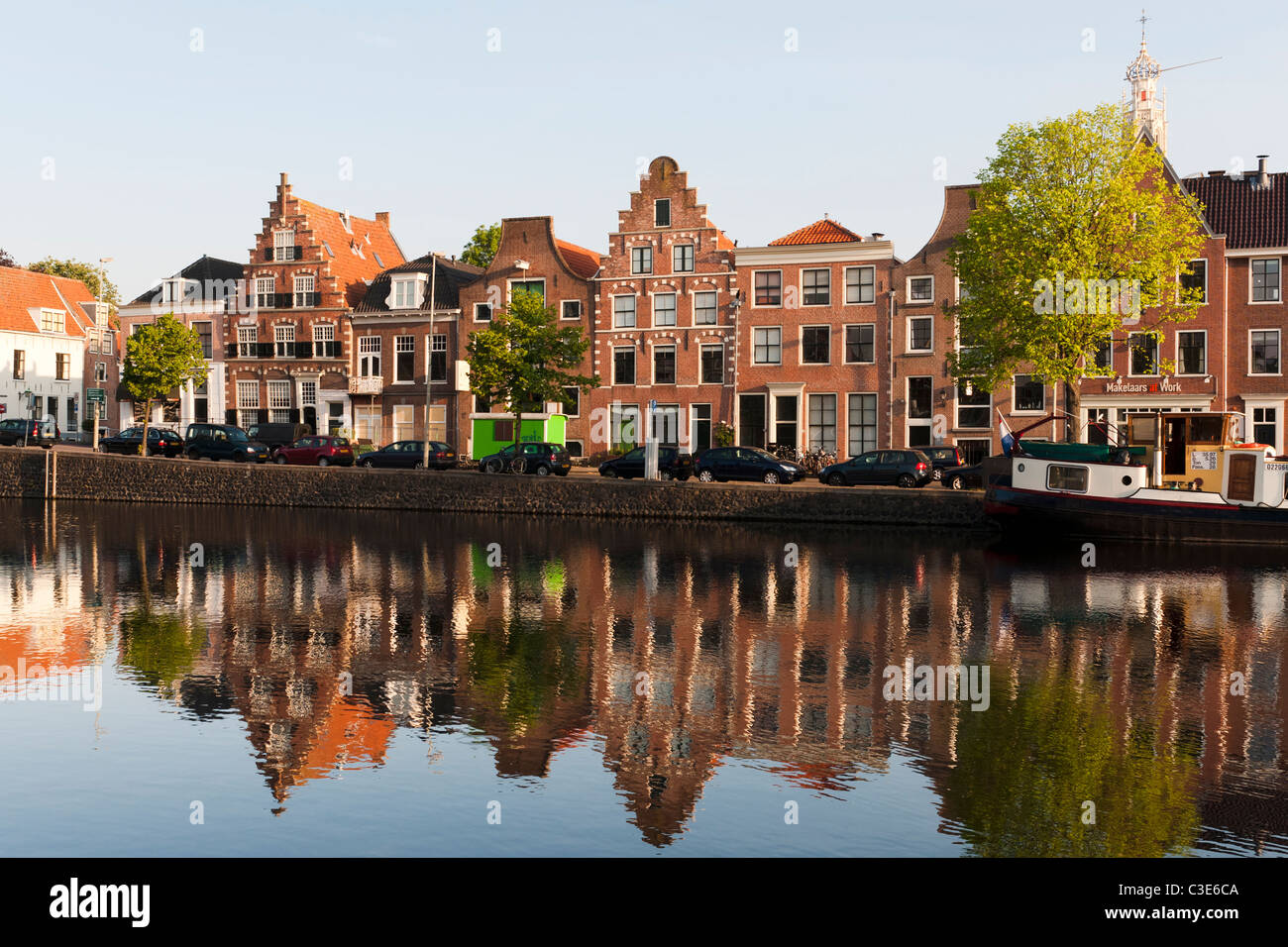 Maisons au bord de la rivière Spaarne à Haarlem, Pays-Bas Banque D'Images