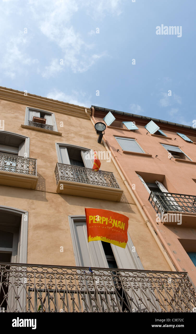 Drapeau de la ville de Perpignan vu à la place de la République à Perpignan, Pyrénées-Orientales, Occitanie Banque D'Images Drapeau de la ville de Perpignan vu à la place de la République à Perpignan, Pyrénées-Orientales, Occitanie Banque D'Images